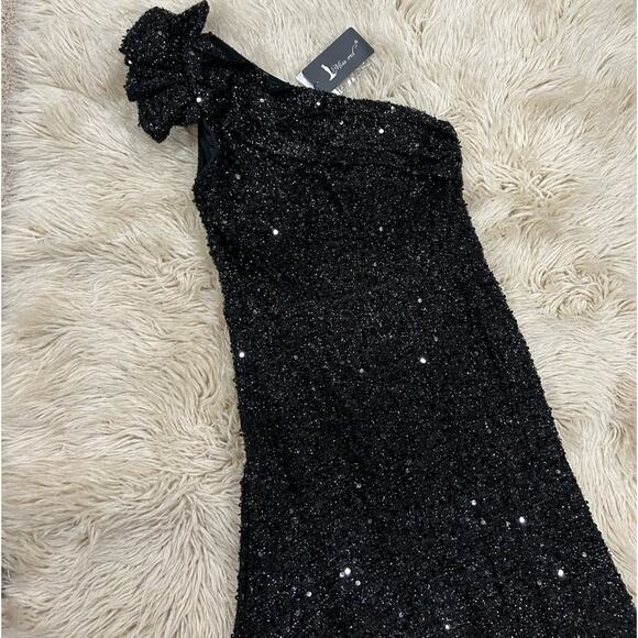 Black Sequin One-Shoulder Maxi Dress - Picture 4 of 13